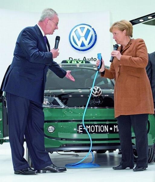 Prof. Dr. Martin Winterkorn (l), Vorstandsvorsitzender der Volkswagen AG, und Bundeskanzlerin Angela Merkel feiern am Montag (19.04.2010) auf der Hannover Messe die Weltpremiere des Volkswagen Milano Taxi 